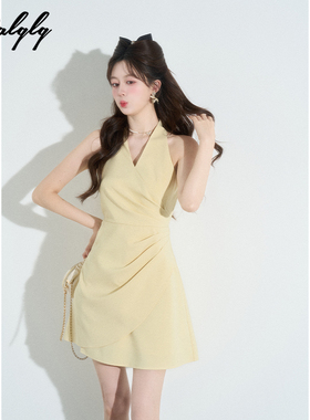 法式气质黄色v领挂脖连衣裙女夏季高级感褶皱掐腰不规则a字短裙子