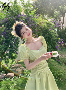 甜美法式茶歇方领绿色连衣裙女夏季气质泡泡袖收腰小个子森系短裙