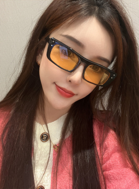网红墨镜女ins街拍潮蹦迪