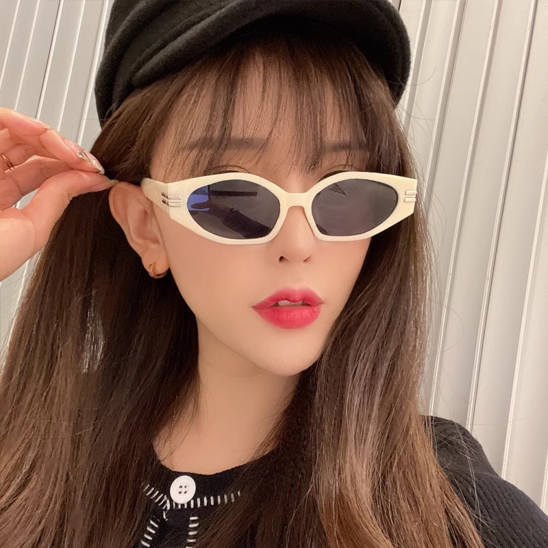 时尚墨镜凹造型复古女
