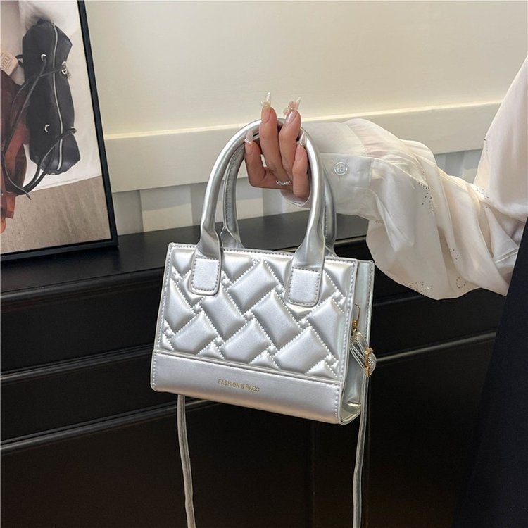 爆款超火手提银色包包女式2025新款轻奢小众设计高级感单肩斜挎包