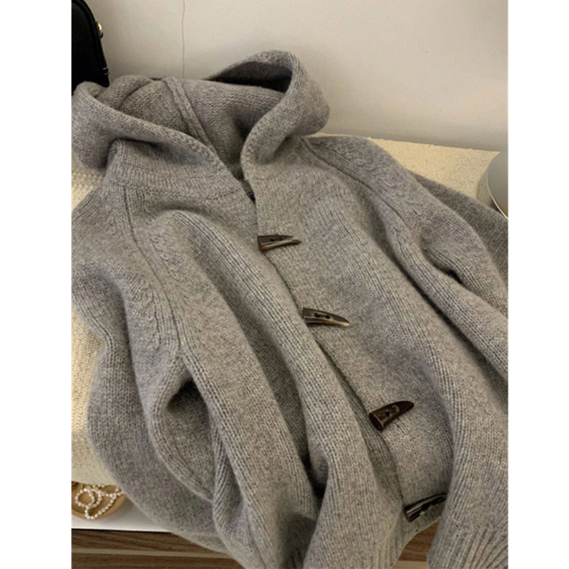 灰色连帽牛角扣毛衣外套高级感
