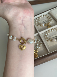 原创 / 法式复古爱心吊坠淡水珍珠ot扣手链女 小众设计爱的礼物