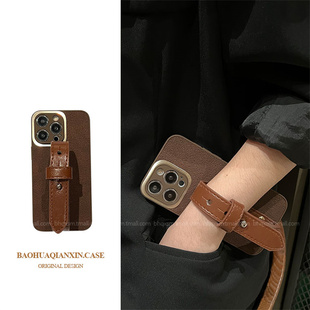 秋冬款 深棕月坑纹手腕带适用苹果16promax手机壳iphone17pro皮带15pro高档皮质14promax复古13pro女12防摔17