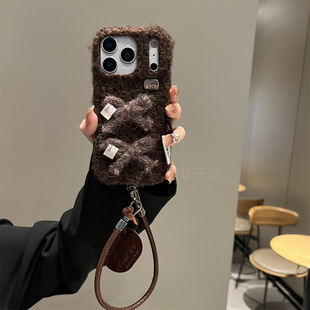 棕色立体毛绒蝴蝶结适用于苹果17promax手机壳iPhone16promax高级感14promax创意15pro秋冬款 16pro暖手13女款