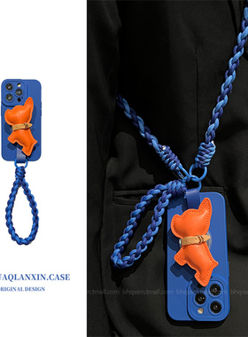 新款克莱因蓝斗牛犬支架适用苹果16promax手机壳iPhone17Pro手提绳14斜挎16可爱15promax女12挂绳13pro挂绳xs