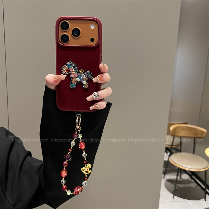 酒红绒布彩钻小马适用于苹果17promax手机壳iPhone16promax新年款15pro喜庆14promax马年iPhone17pro小众13女