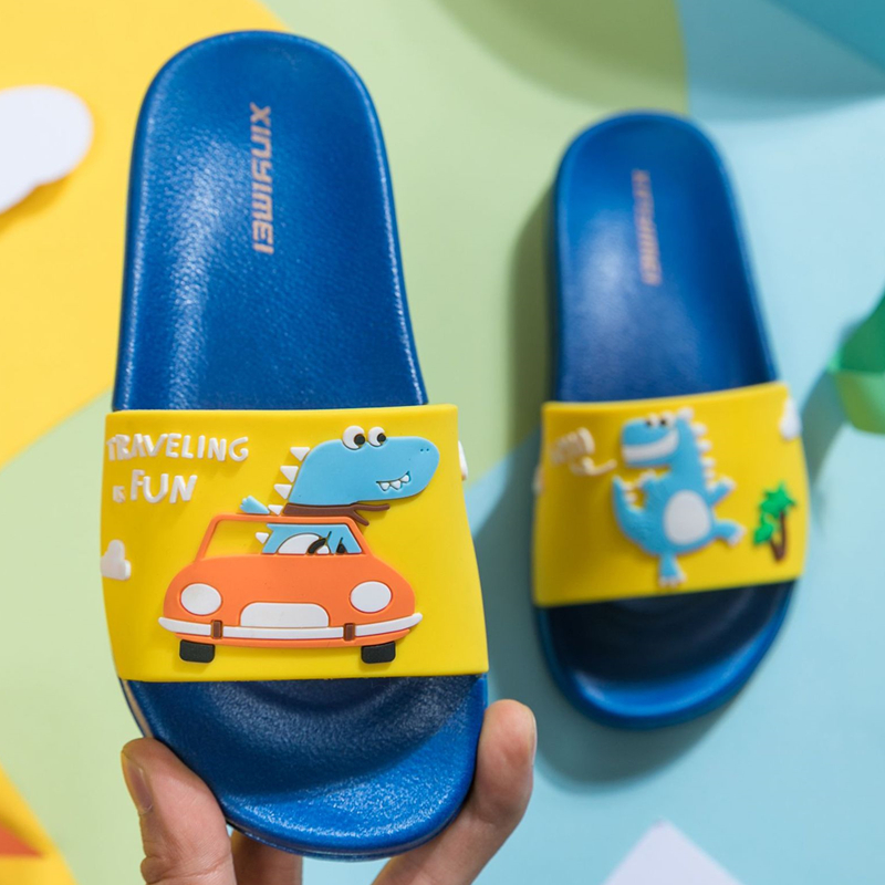 Summer phim hoạt hình dễ thương cô gái trẻ trong xe hơi dép và dép trẻ em mềm đáy của nhà cậu bé khủng long tắm trượt