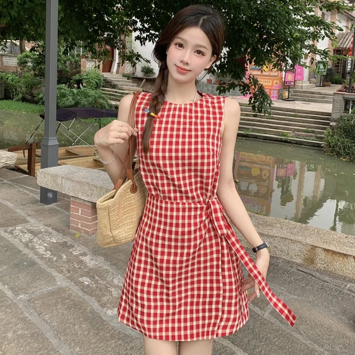 甜辣红格子背心裙女夏季2024新款收腰系带别致圆领绝美海边连衣裙