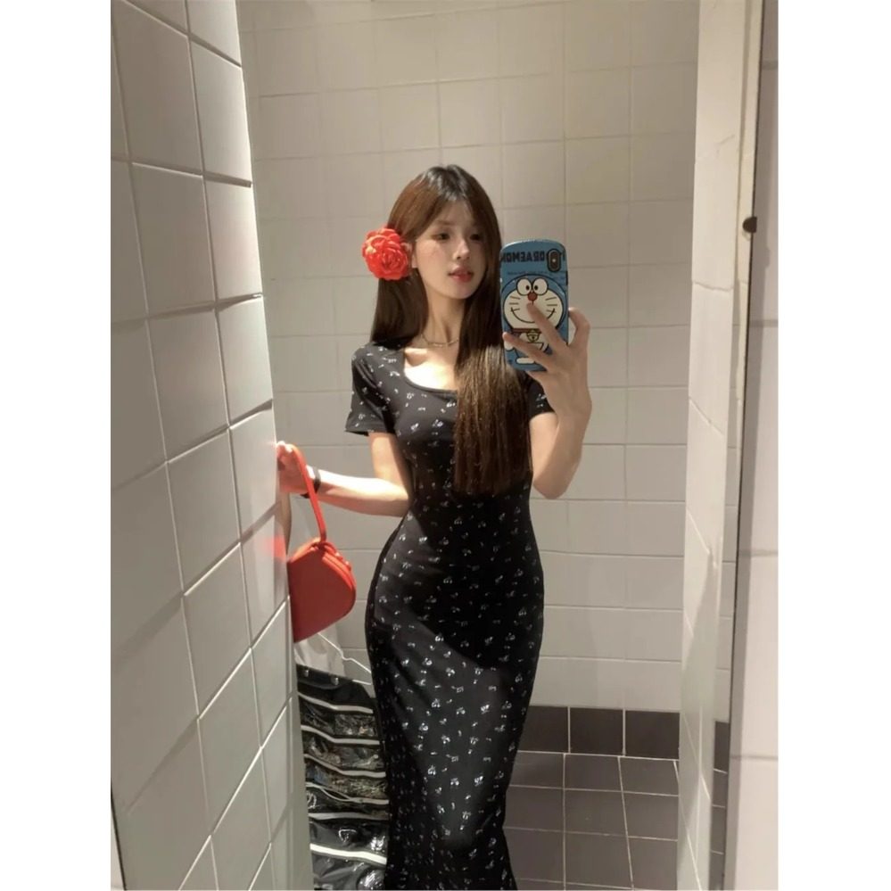 甜辣妹黑色碎花连衣裙女装2025夏季法式复古修身收腰包臀裙长裙子