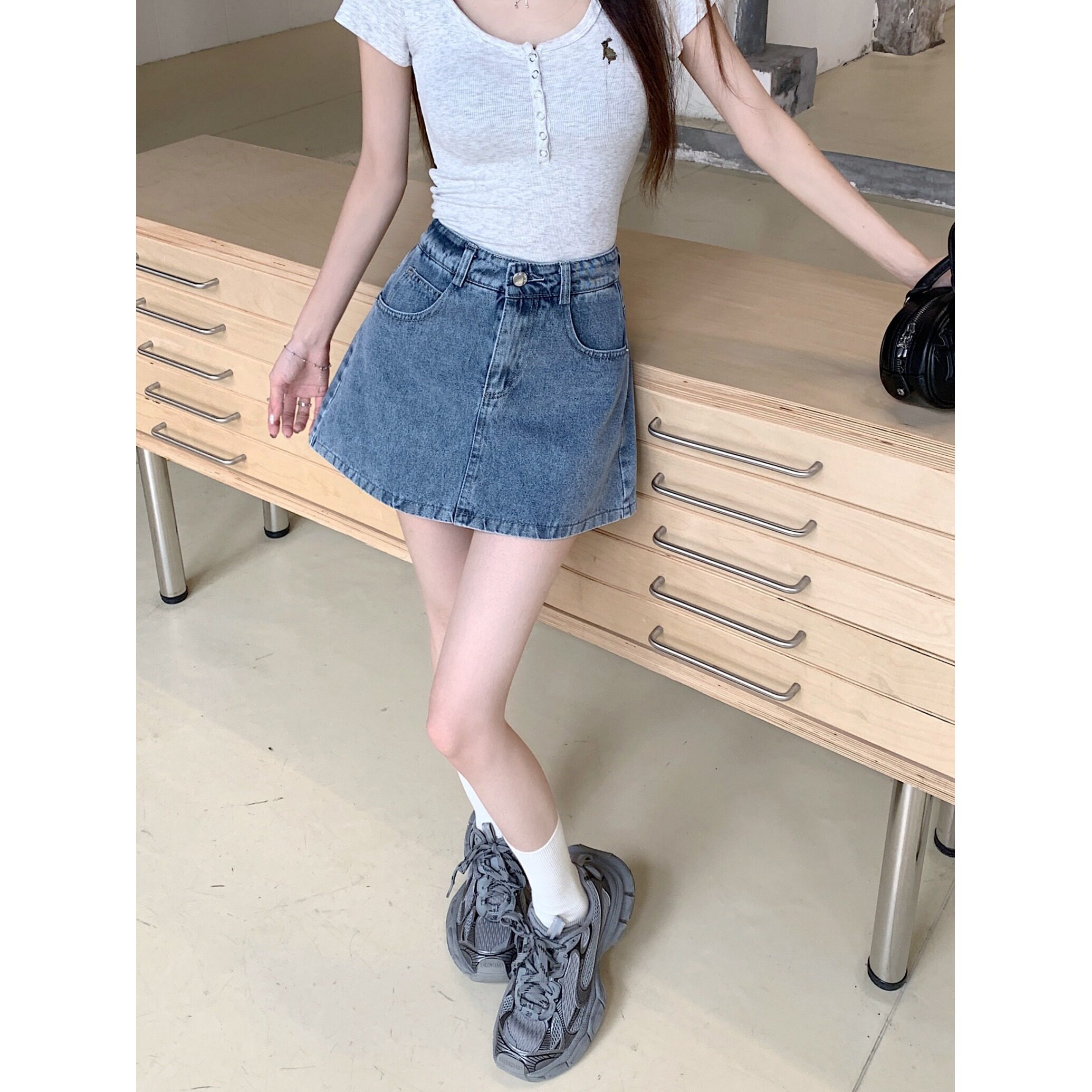 浅色牛仔半身裙女防走光设计感小众高腰显瘦后袋绣花百搭a字裙子