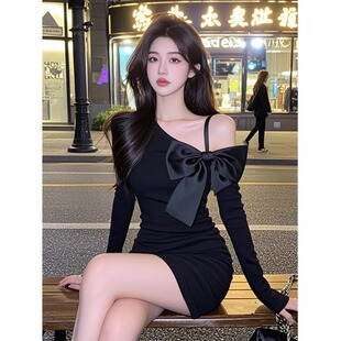 黑色斜肩吊带蝴蝶结长袖连衣裙女入秋收腰显瘦高冷御姐辣妹短裙子