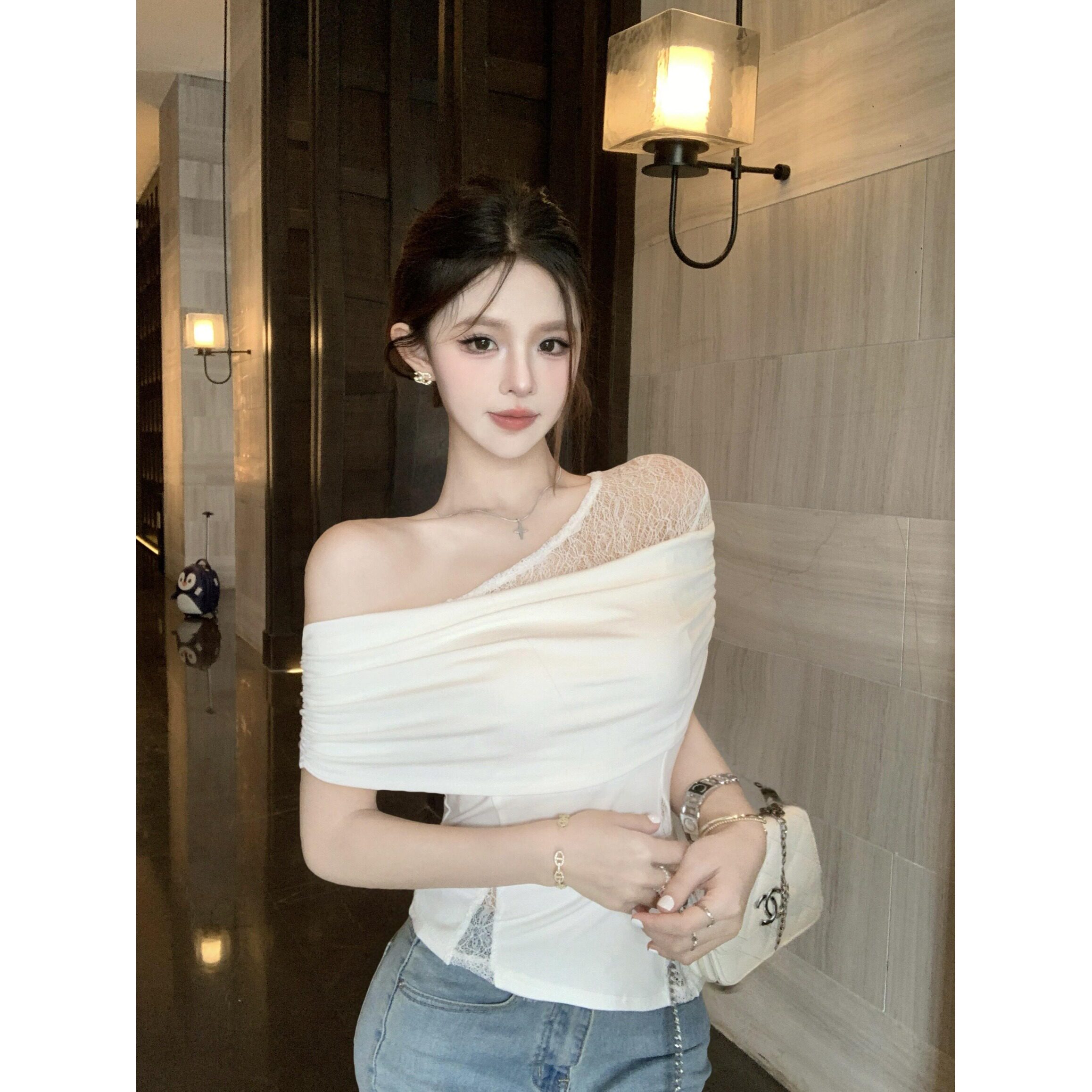 法式黄色斜肩蕾丝拼接假两件T恤女夏季绝美辣妹露肩修身短袖上衣