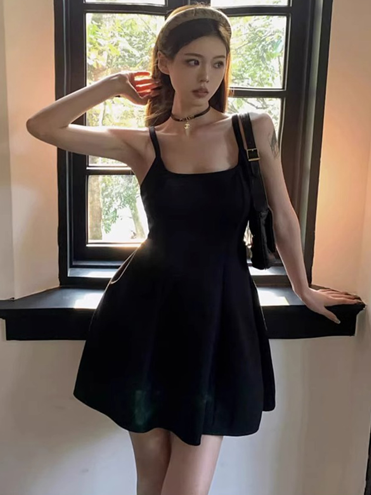 夏季新款高级感一字领吊带连衣裙女收腰设计感小众气质小黑短裙子