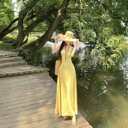 法式v领黄色格子挂脖连衣裙夏季新款海边度假风修身收腰辣妹长裙