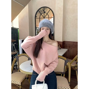 高级宽松大码女装微胖MM秋冬慵懒风斜领露肩套头针织衫一字肩毛衣