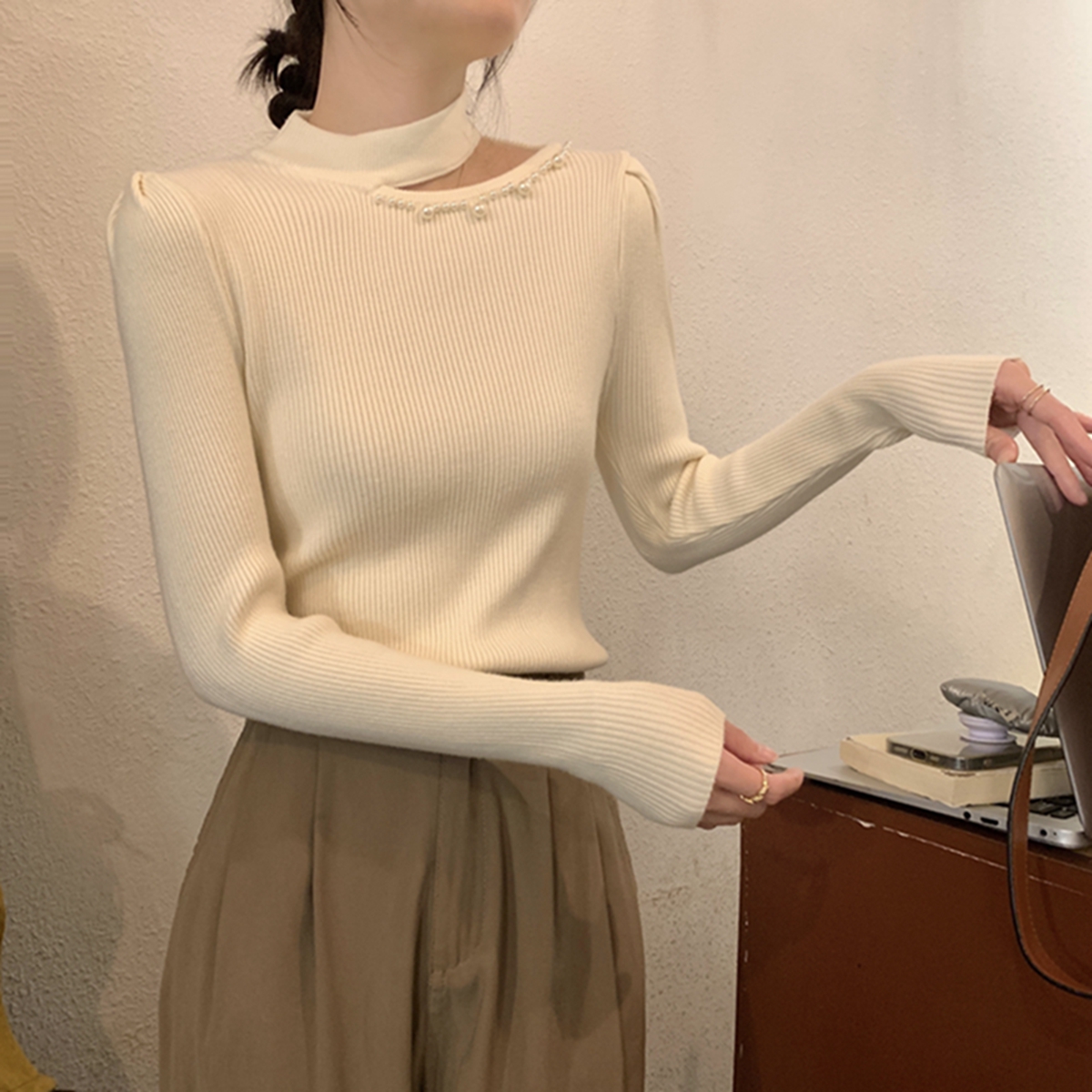 韩版钉珠针织衫女秋冬挂脖毛衣
