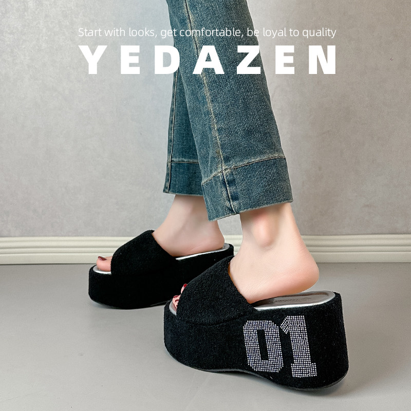 高级感黑色水钻字母一字拖鞋女夏天外穿2026新款松糕厚底增高凉拖