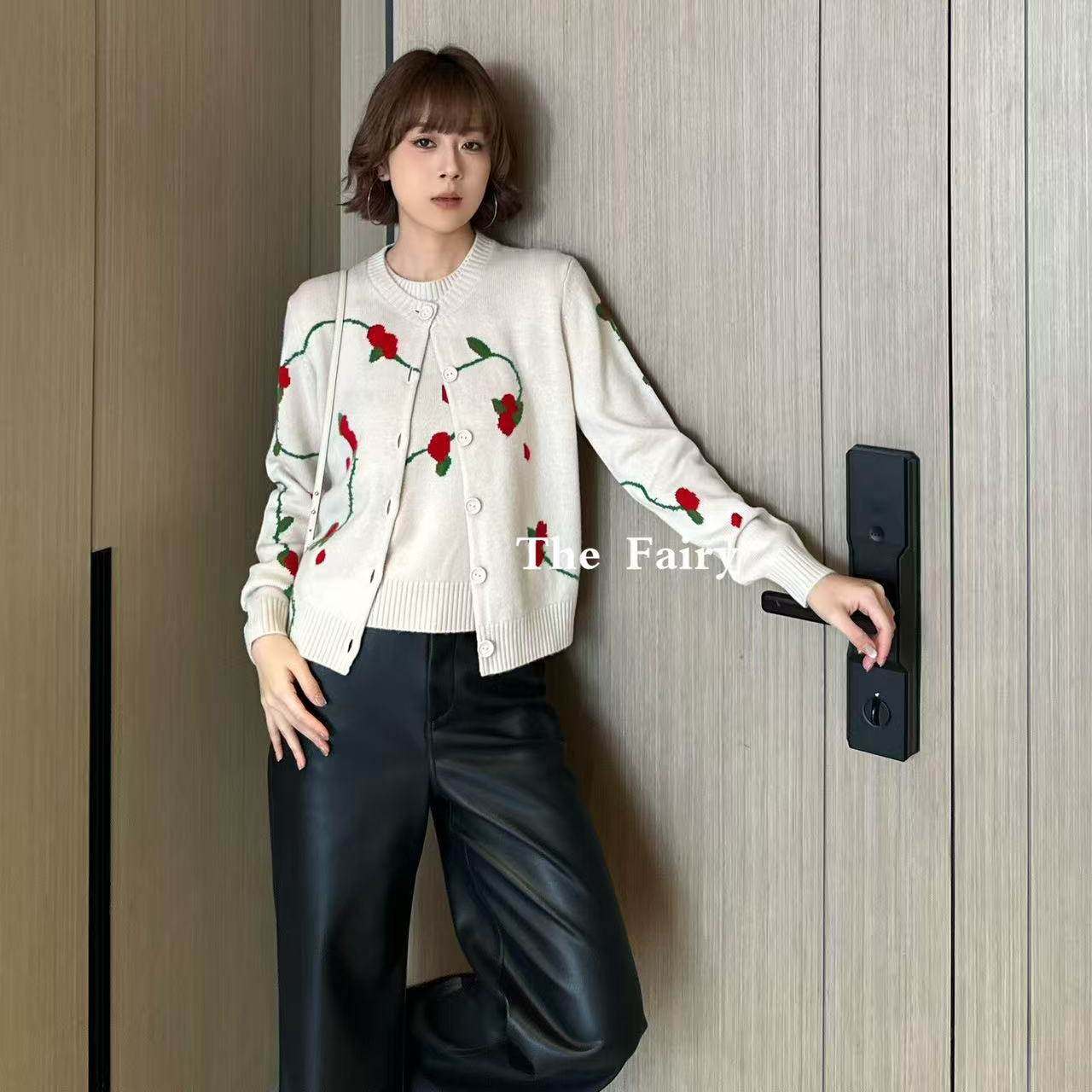 好漂亮米杏色花卉针织开衫毛衣外套女2025年冬季新款短上衣时尚潮,女装/女士精品,毛针织衫,淘宝优惠券,粉丝福利购,淘宝优惠卷