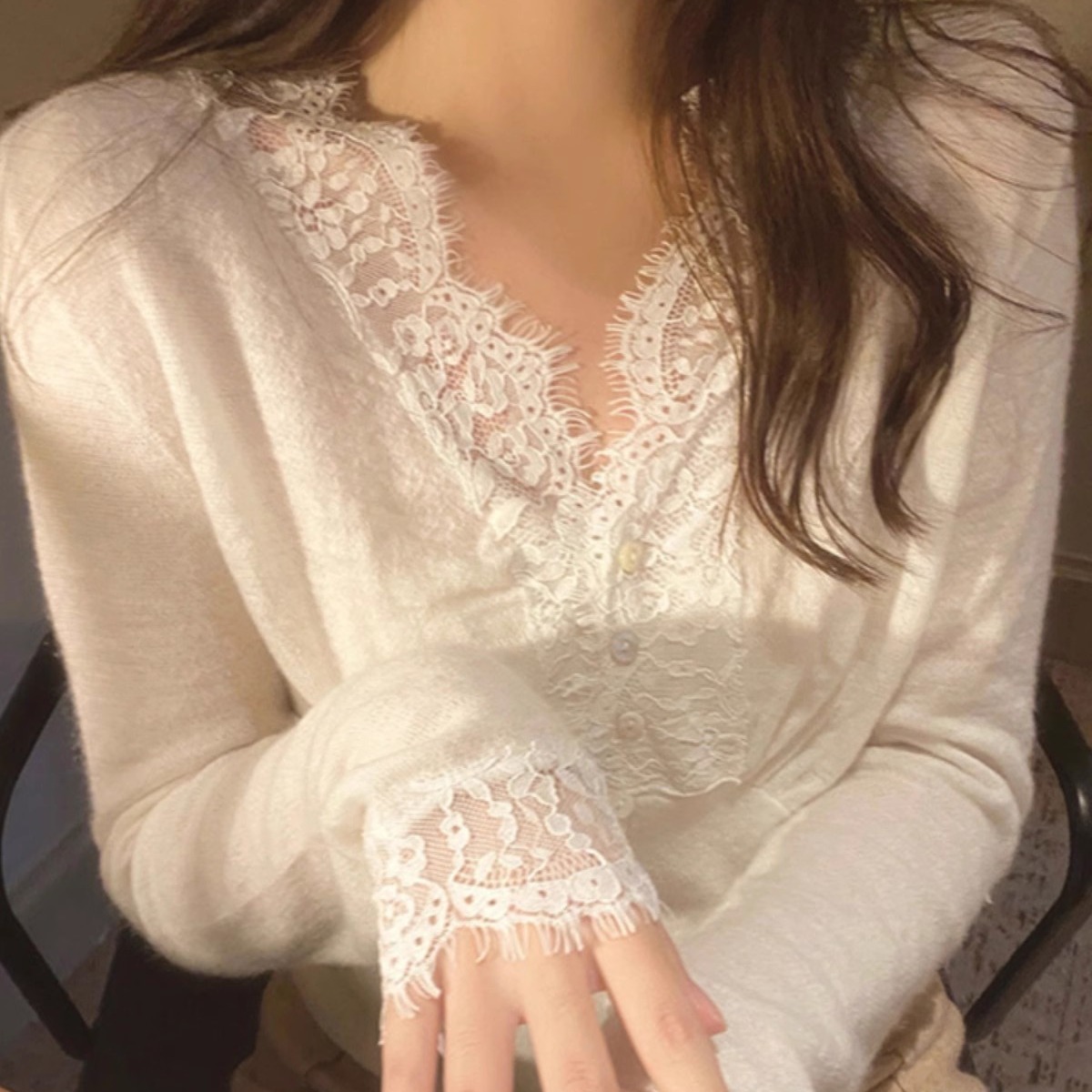 白色v领蕾丝花边针织衫女