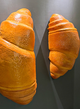 网红打卡牛角包可颂面包雕塑模型