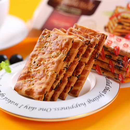 俄罗斯进口葡萄苹果干夹心饼干