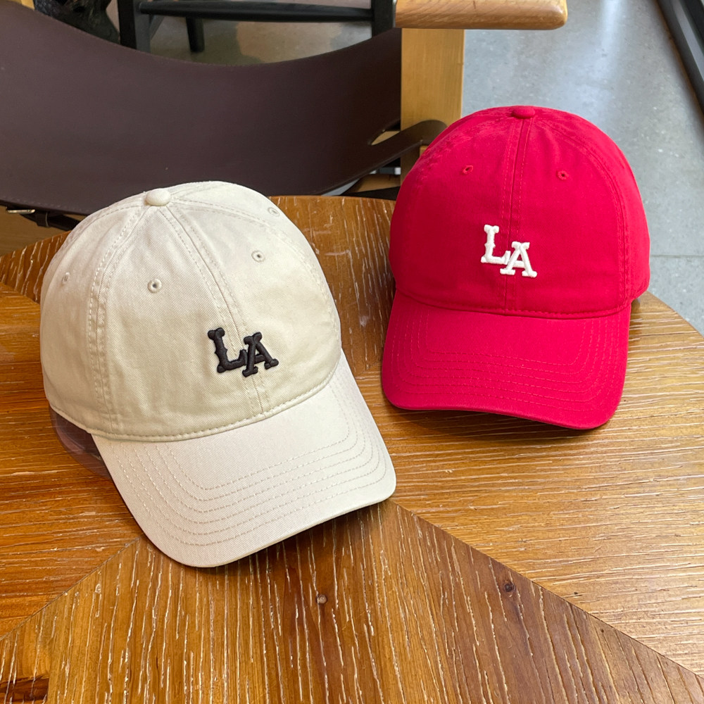 新宽帽檐显脸小LA刺绣大红色棒球帽子女软顶情侣款中国红鸭舌帽男