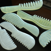 天然岫玉梳 养生按摩梳 美容梳 玉梳子 天然A货 专业玉梳