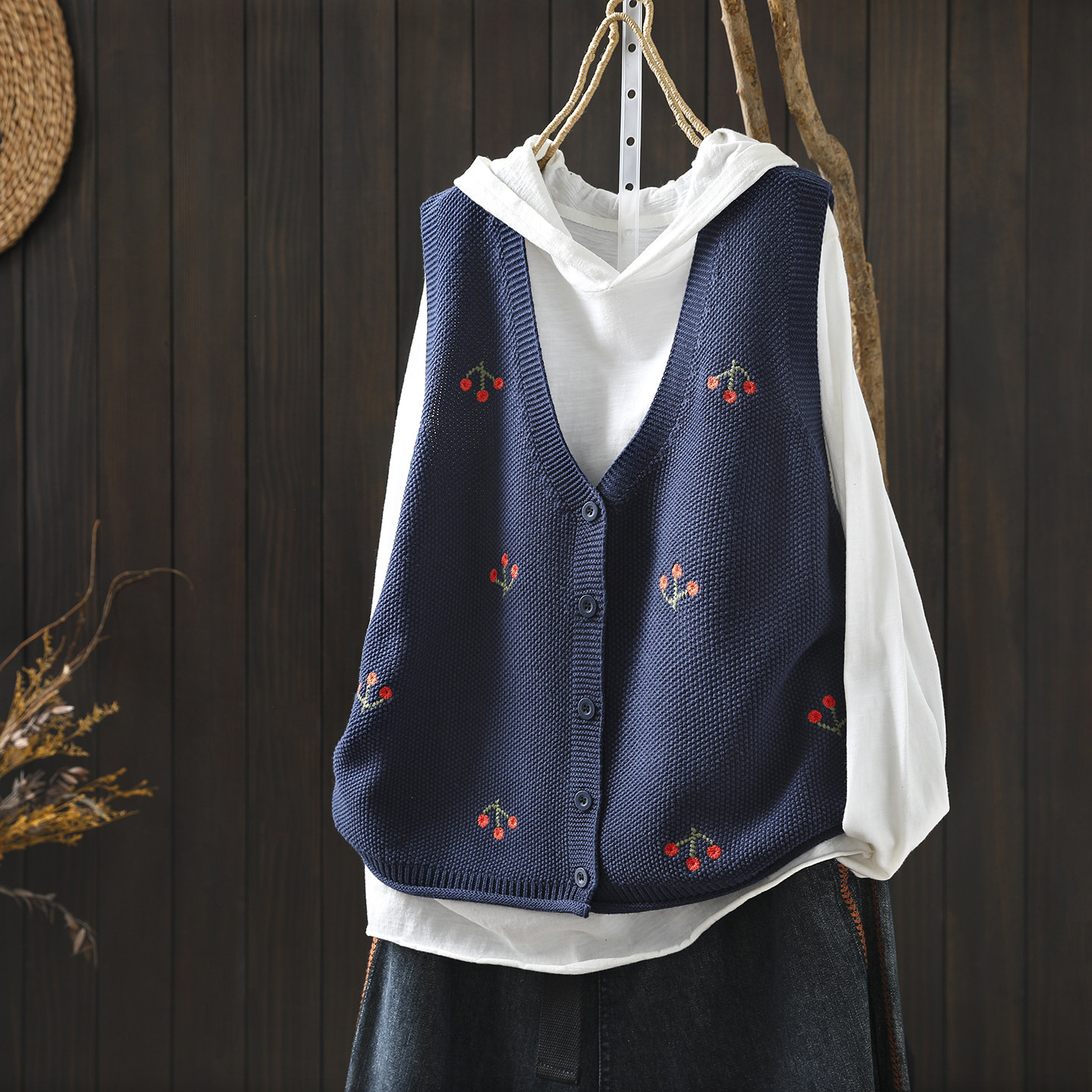 针织马甲春外穿女新款2026复古V领刺绣时尚坎肩独特叠穿无袖背心