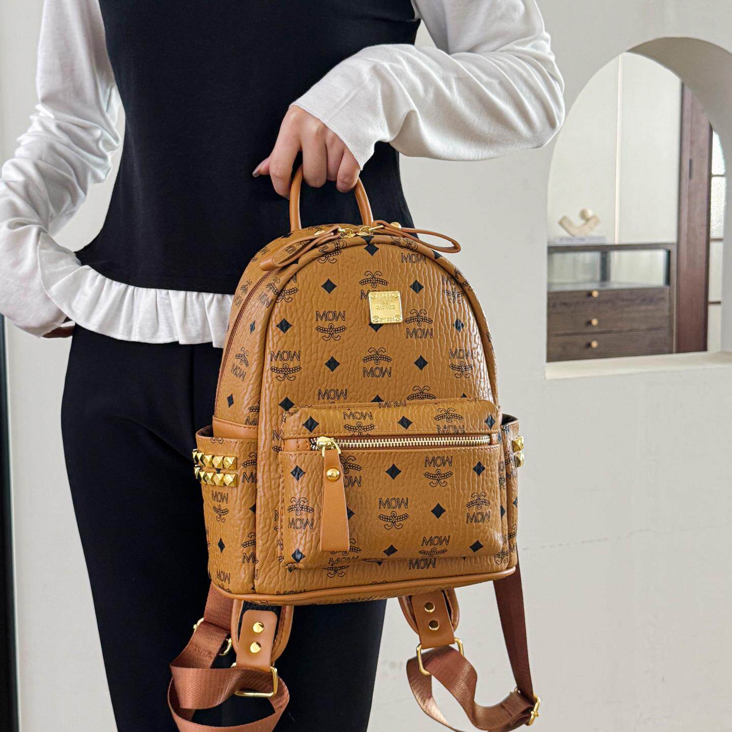 时尚印花双肩包女2026新款潮韩版休闲女士百搭大容量铆钉背包中号