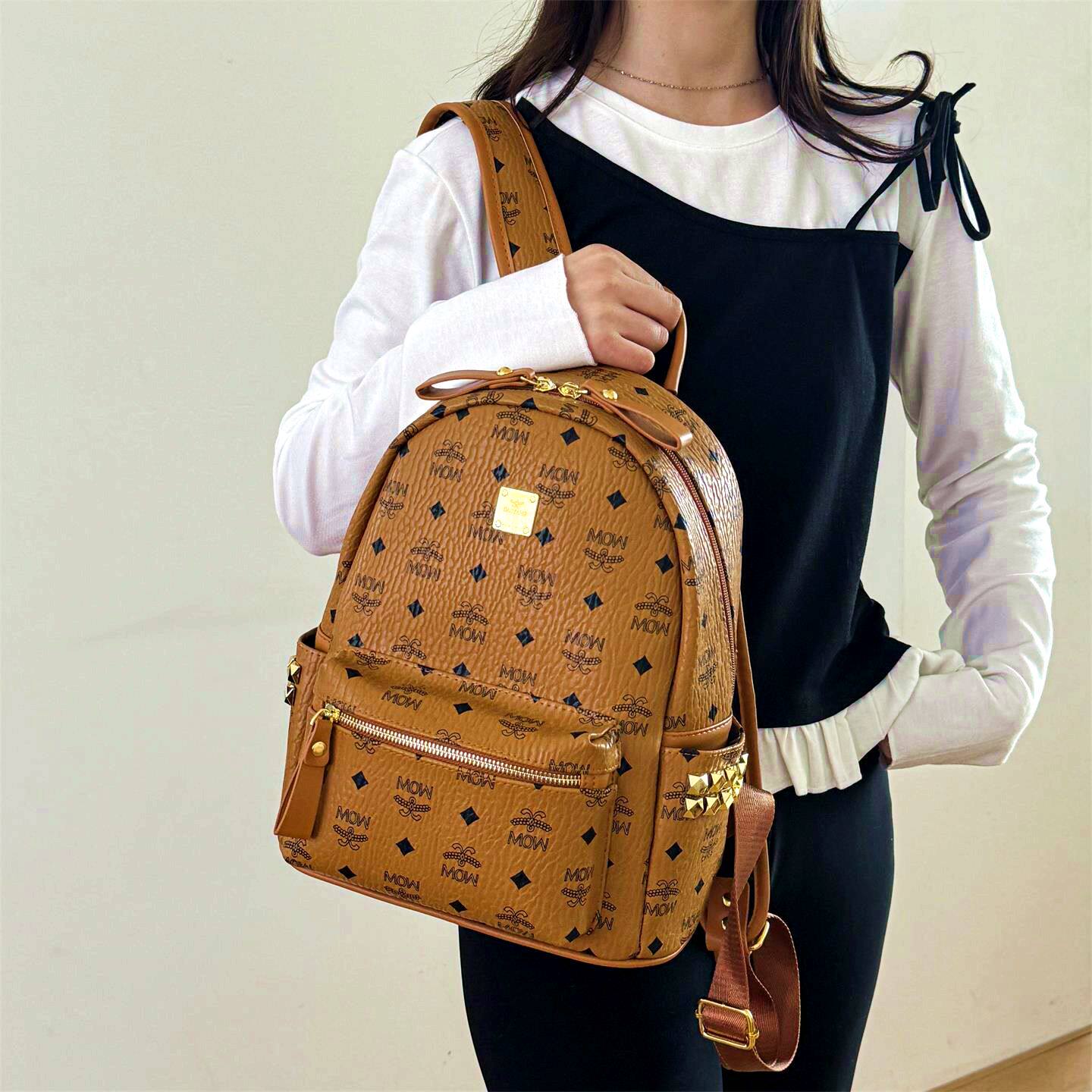 2026新款双肩包女韩版时尚印花书包女士百搭大容量铆钉旅行背包潮