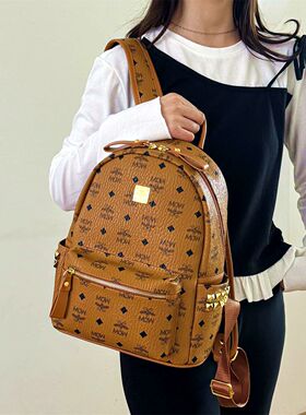 2026新款双肩包女韩版时尚印花书包女士百搭大容量铆钉旅行背包潮