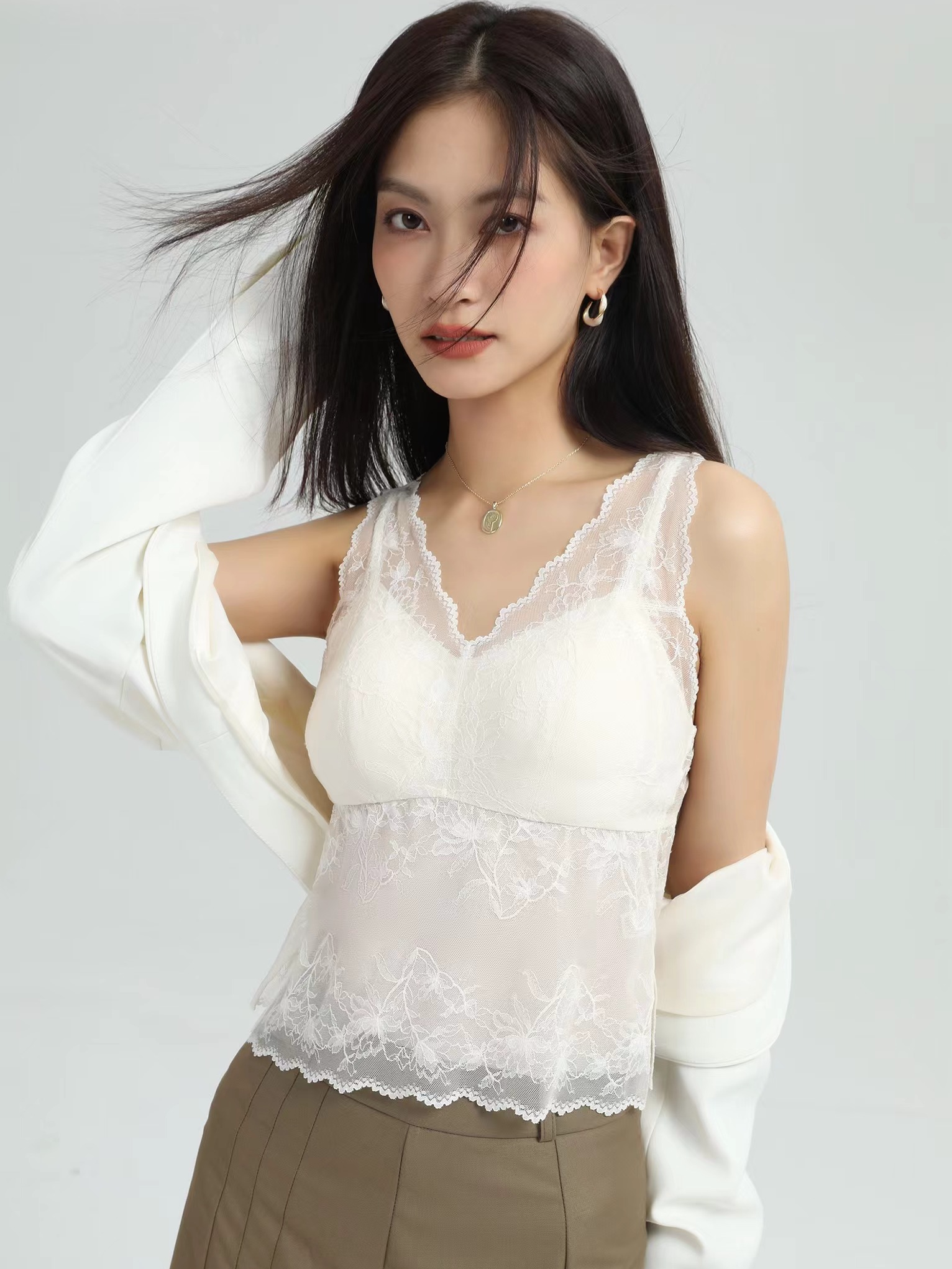 芝己蚕丝乳胶美背背心带胸垫无痕蕾丝打底内衣时尚百搭背心全罩杯