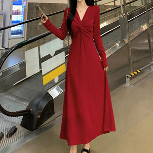 针织连衣裙女秋冬胖mm大码本命年设计感显瘦红色v领收腰打底长裙