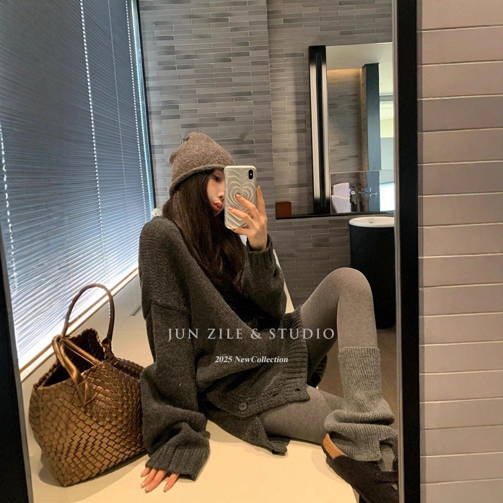 依之萌-2025新款套装秋韩系软糯宽松圆领套头毛衣灰色针织半身裙