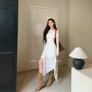 依之萌-2025新款长袖连衣裙仙气飘飘秋季度假风海边氛围感不规则