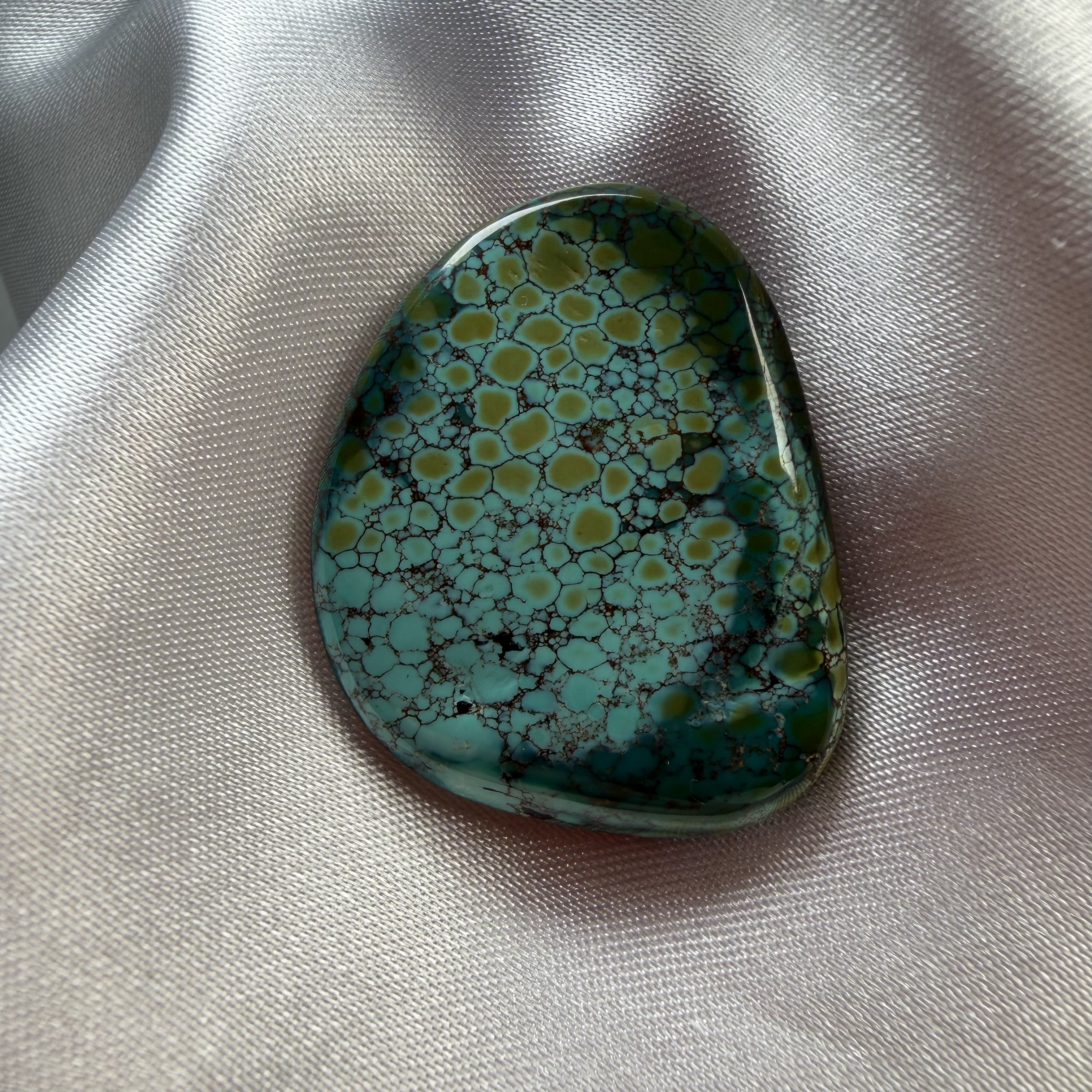 绿松石三彩随形吊坠宽25mm长31.8mm厚7.3mm9.1克