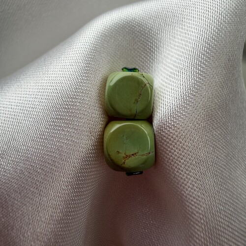 绿松石六方方块对面6.5mm对楞8.2湖北原矿瓷釉级苹果绿俏色弟子珠