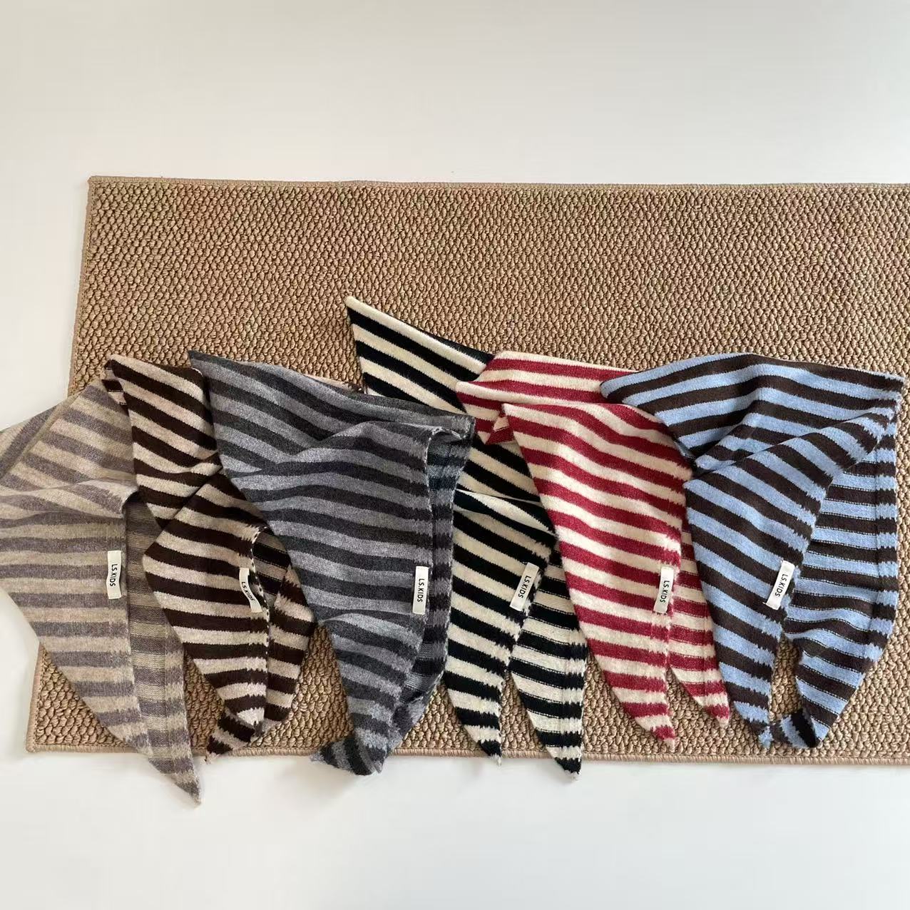 依依妈女童宝宝秋冬外搭针织护颈围脖披肩儿童韩版ins条纹三角巾