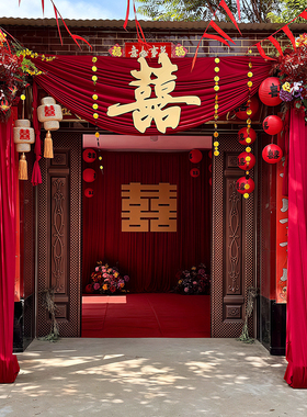 结婚农村自建房院子大门口装饰红色布料婚房布置布幔婚礼庭院场景