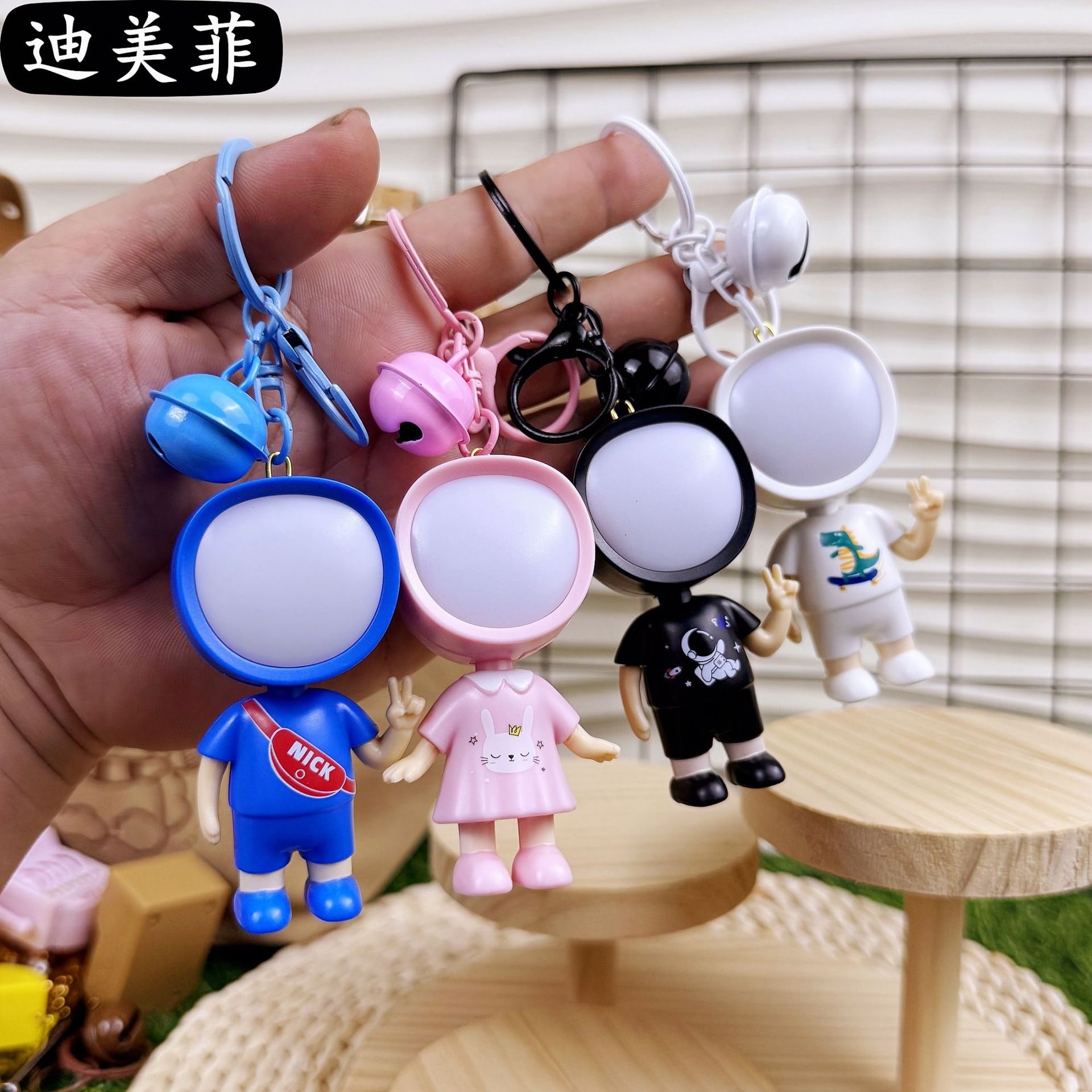 LED发光公仔少女心钥匙扣 卡通挂件创意礼品可爱太空人包挂饰