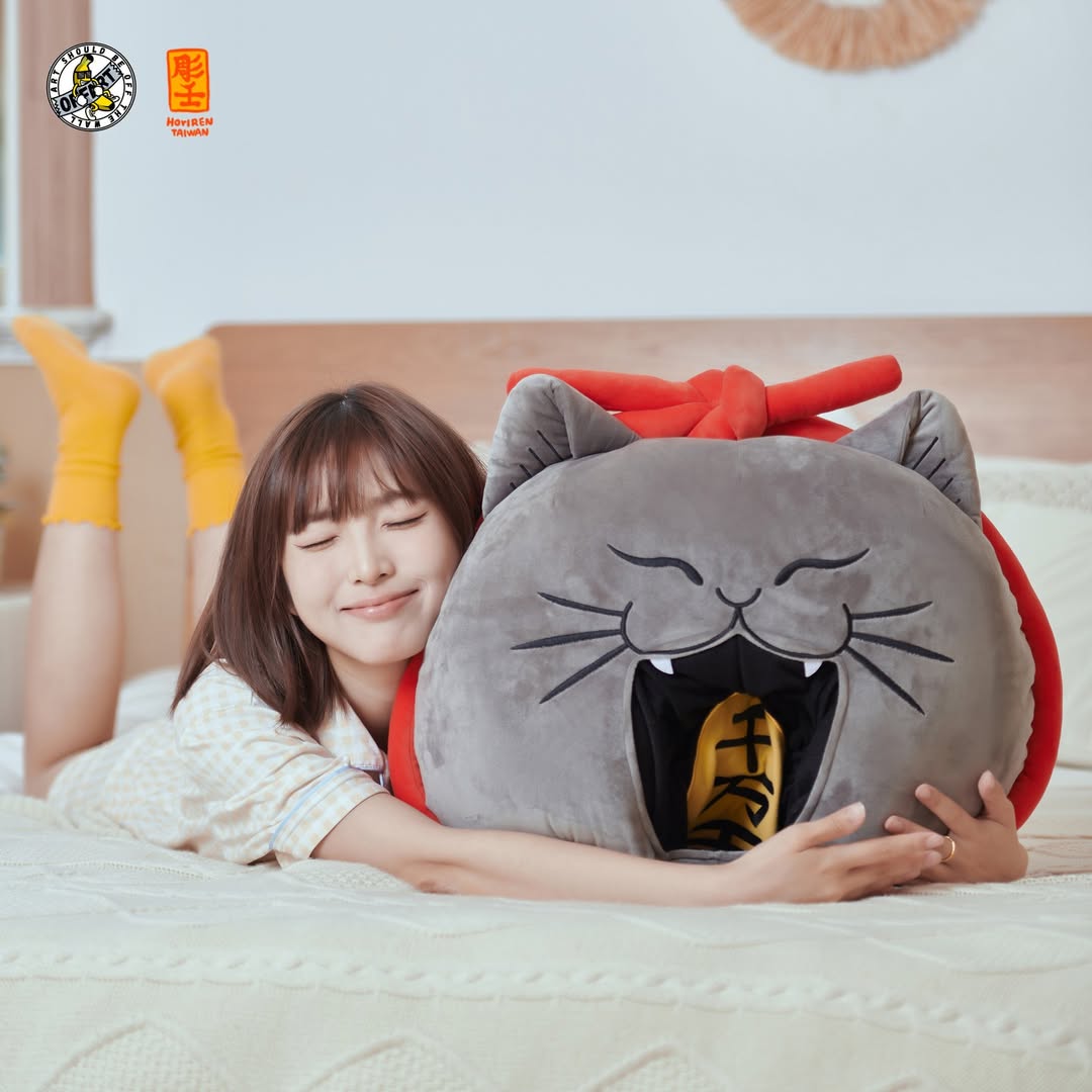 OFFART咬钱猫毛绒抱枕头套3折