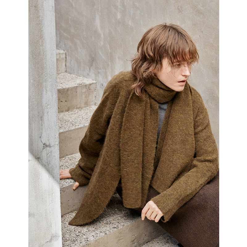 毛衣开衫配围巾两件套