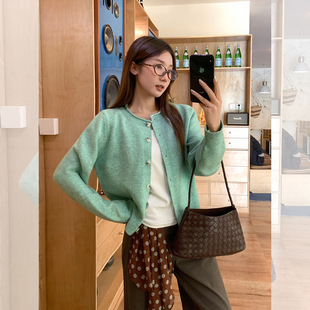 绿色圆领针织毛衣开衫女2026早秋氛围感穿搭宽松慵懒纽扣外套上衣