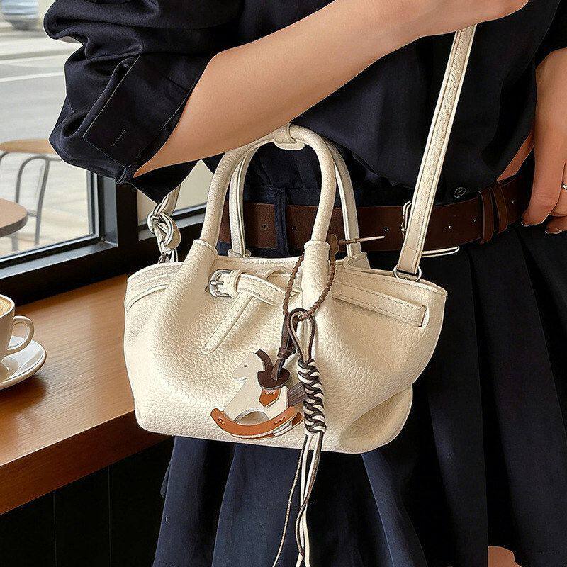 小精致小包包手提超火外出新款春夏季百搭斜挎包高级感女拎包2026