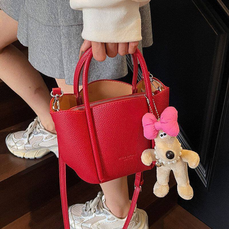 新款时尚超火2026高级感拎包斜挎精致小红色水桶包百搭包女手提包