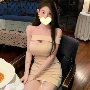 气质性感一字肩镂空抹胸包臀短裙女夏季温柔锁骨收腰名媛风连衣裙