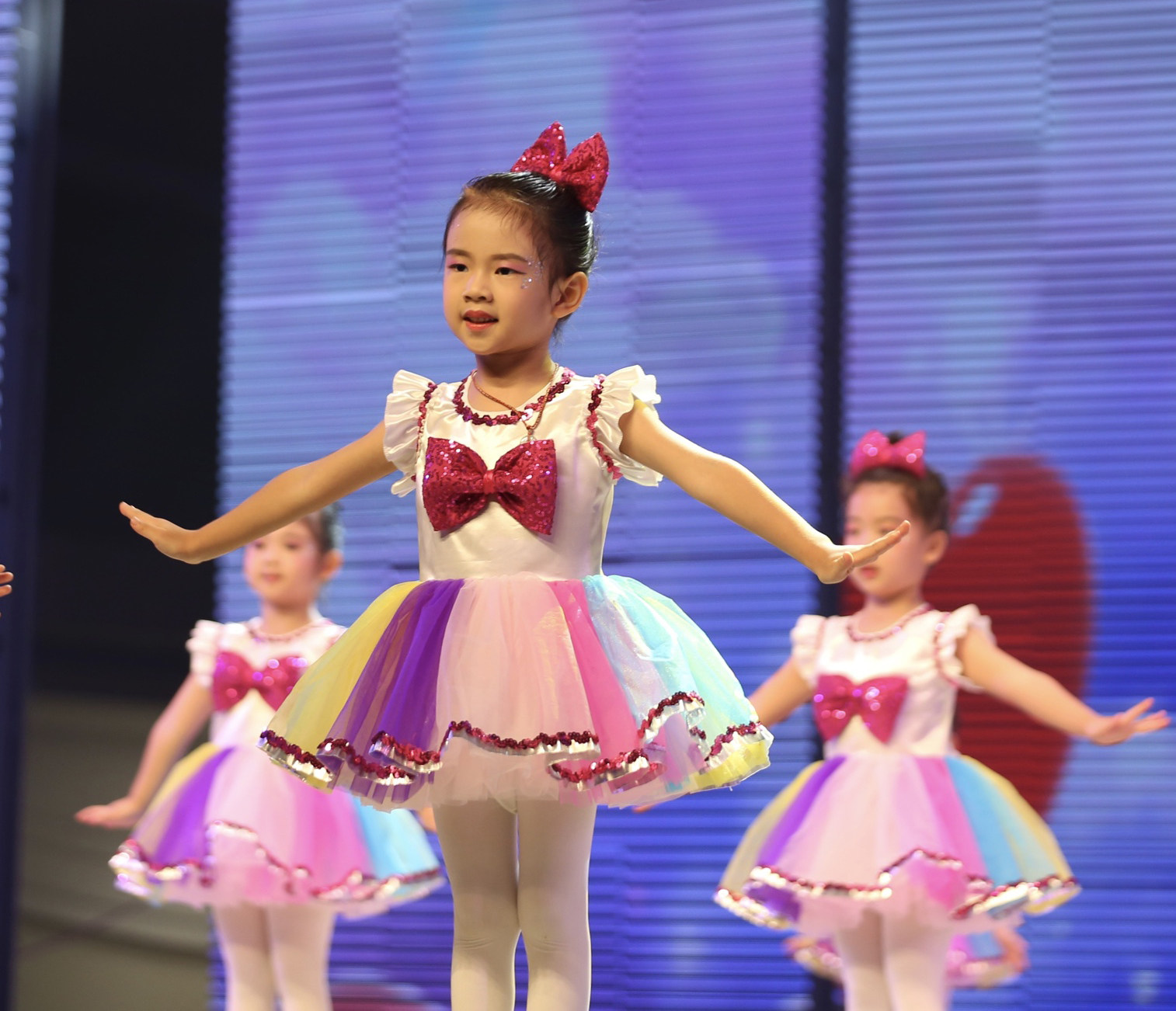 元旦儿童演出服蓬蓬裙幼儿现代舞蹈表演服女童亮片可爱七彩公主群