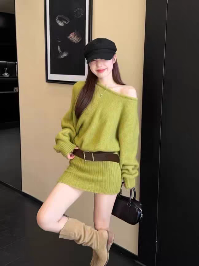 纯欲风露肩毛衣裙子女秋冬2025新款辣妹包臂针织连衣裙一字领上衣