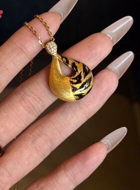 女款镶钻拉丝豹纹水滴吊坠项链小众设计感锁骨链复古挂坠金色